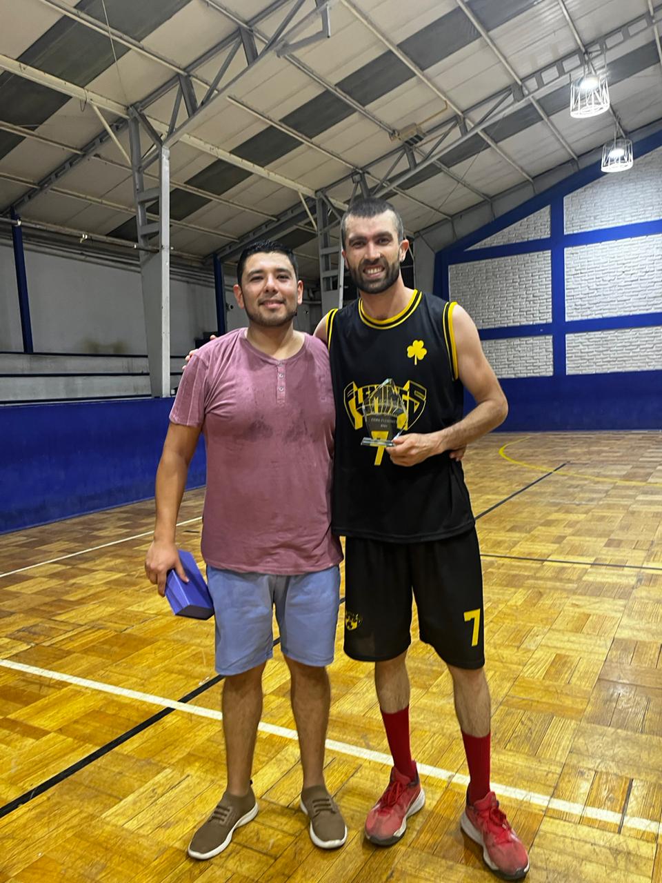 Smiljan recibiendo premio como jugador defensivo en la copa Flemings 2024